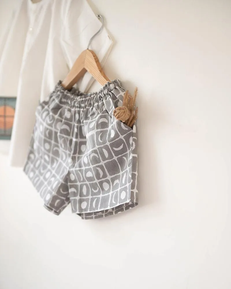 Sleepover Party’ unisex kids set with patch pocket kurta and shorts in grey moon chase hand block print