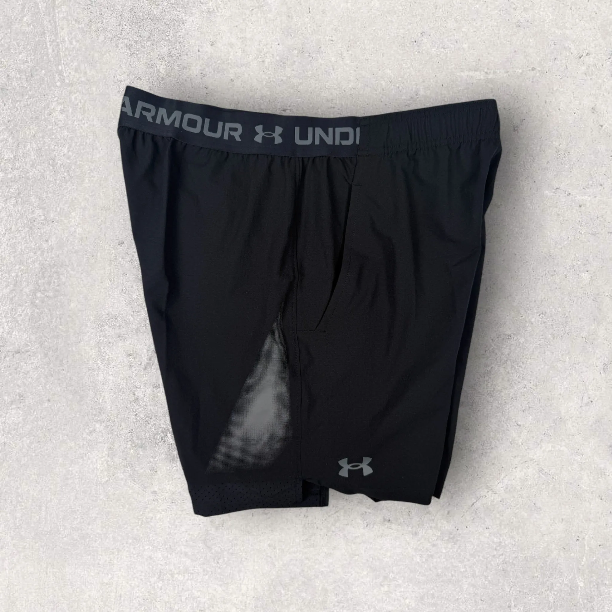 UNDER ARMOUR VANISH 6 INCH SHORT - BLACK